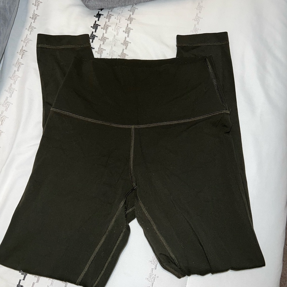 Lululemon align high-rise pant 25”
Size 4